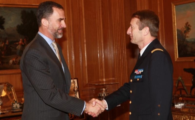 Su Alteza Real el Príncipe de Asturias recibe el saludo del General Patrick de Rousiers, Presidente del Comité Militar de la Unión Europea
